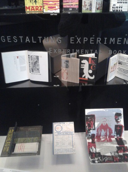 Schaukasten "Buchgestaltung experimentell (1971-1990)"