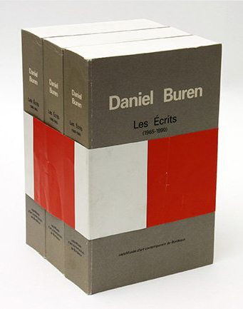 Daniel Buren, Les Écrits (1965-1990), Burdeos: CAPC musée d’art contemporain, 1991. Museo Nacional Centro de Arte Reina Sofía. Foto: Centre for Artists’ Publications, Weserburg, Bremen. © DB – VEGAP, Madrid, 2016.